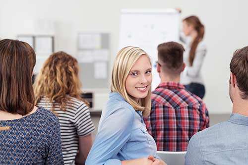 zufriedene Frau bei der Fortbildung