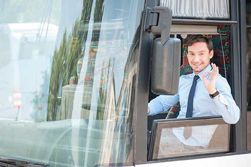 Busfahrer schaut aus dem Fenster und gibt Zeichen für Perfekt