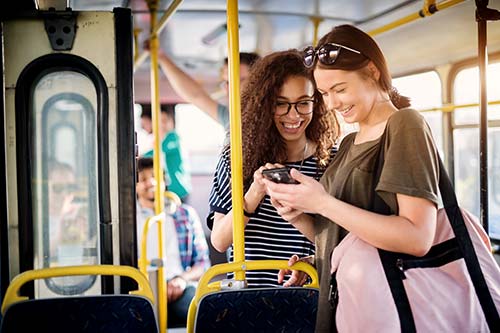 fröhliche Busfahrergäste