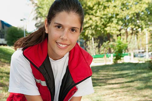 Sanitäterin bei der Herzmassage an einer Puppe