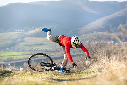 Radfahrer stürzt