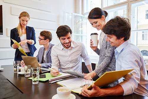 entspannte Kollegen bei der Besprechung