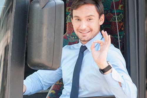 Busfahrer gibt OK Zeichen