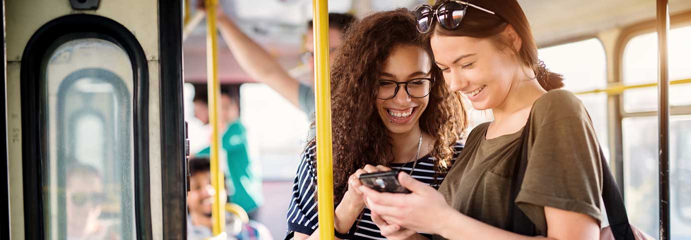 zufriedene Kunden im Bus