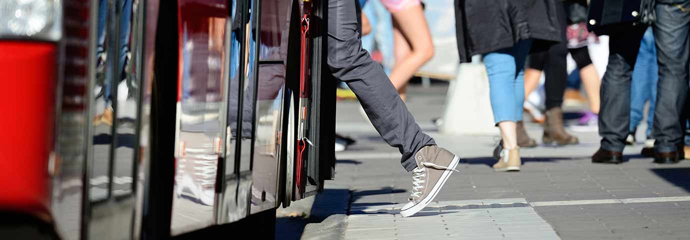 Kunde steigt in den Bus