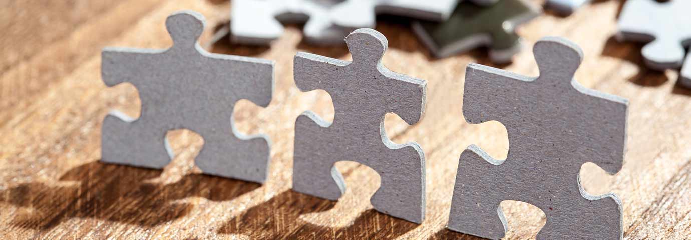 Puzzle Männchen stehen nebeneinander